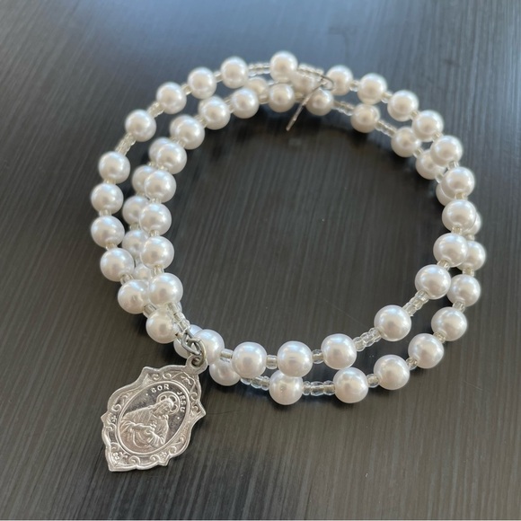 Pearl Seed Bead Coil Bracelet with Religious Charms Vtg - Picture 2 of 13